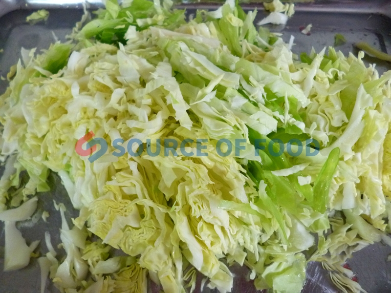 The cabbage slicer machine uses the sharp surface to cut the material